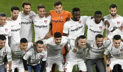 Luis 'Lucho' García con sus compañeros del Sevilla FC. 