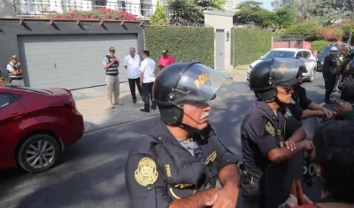 Agentes de policía esperan este miércoles fuera de la casa del expresidente de Perú, Pedro Pablo Kuczynski, para su detención, en el barrio de San Isidro, Lima.