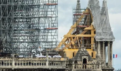 Vista de los trabajos de consolidación en la fachada de la Catedral de Notre Dame, este miércoles en París, Francia. EFE/ Christophe Petit Tesson