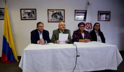  Pablo Catatumbo, Carlos Antonio Lozada, Catalina Sandino y Jairo Quintero.