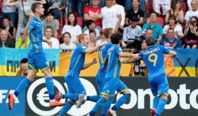 Jugadores de Ucrania celebran uno de los goles ante Corea. 