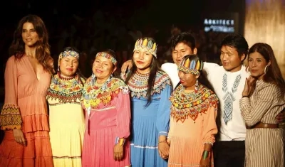 La actriz Juana Acosta acompañada por artesanos indígenas.