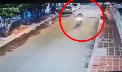 El ladrón huyó en la moto de la víctima.
