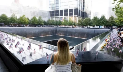 Una mujer mira hacia el North Pool del National Memorial del 11 de septiembre durante las ceremonias que marcan el 18 aniversario de los ataques terroristas del 11 de septiembre de 2001 en Nueva York.