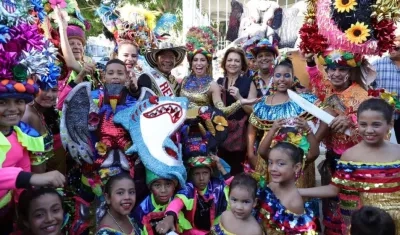 Reyes del Carnaval de Barranquilla durante el recorrido de las izadas de bandera.