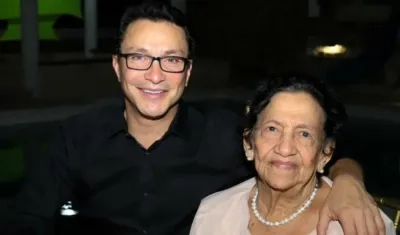 Carlos Caicedo y su señora madre Dora Omar.