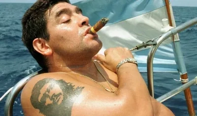 Diego Armando Maradona con un tatuaje del guerrillero Ernesto 'Che' Guevara.