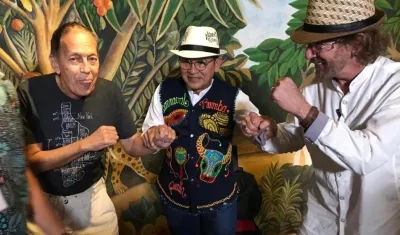 Rafael ‘Chino’ Las (izquierda), Fausto Pérez y Josean Ramos (derecha), en el preámbulo de su ‘match’ musical.