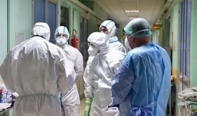 Médicos italianos que atienden el brote de coronavirus en ese país. 