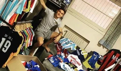 Paulo Dybala con todas las camisetas que colecciona. 