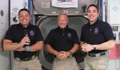 Astronautas de la NASA y miembros de la tripulación de la Expedición 63 (desde la izquierda) Bob Behnken, Doug Hurley y Chris Cassidy.