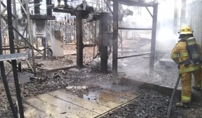 El Cuerpo de Bomberos extinguiendo las llamas.