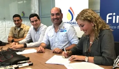 El Director de Cormagdalena, Pedro Pablo Jurado, y la presidenta de Findeter, Sandra Gómez, firmando el segundo de los contratos.