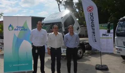 Funcionarios de Surtigas; Gascom – Dongfeng y Gases del Caribe, en la presentación de los 4 vehículos a gnv.