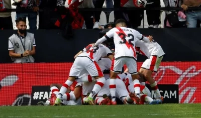 Jugadores del Rayo Vallecano celebran el gol del triunfo. 