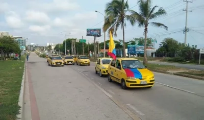 Esta es una de las caravanas de los taxistas en protesta por las plataformas digitales.