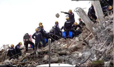 Brigadas de rescate trabajan en las ruinas del edificio.