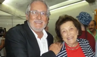 Héctor Abad Faciolince y su mamá, quien falleció a los 95 años.