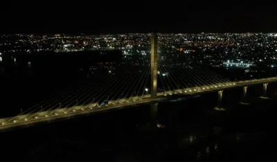 Imagen aérea del nuevo puente Pumarejo sin luces de obstáculos.