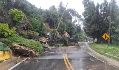 Derrumbes obligaron al cierre de la via Bogotá-La Calera.