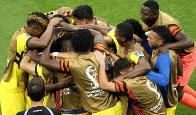Jugadores de Ecuador celebran el segundo gol. 