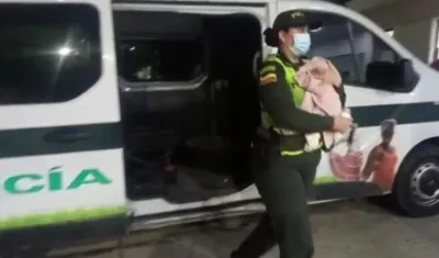 Policía con bebé encontrado en Villa Carolina