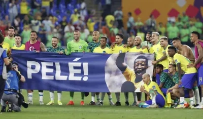 En Catar, la selección brasileña rindió homenaje a Pelé.