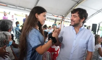 La estudiante Juana Estrada Díaz con el Alcalde Jaime Pumarejo.