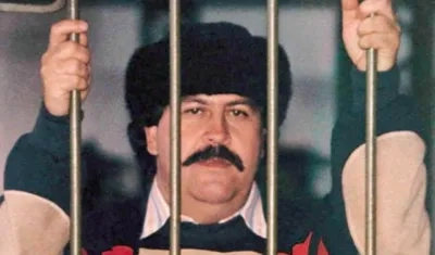 Pablo Escobar en la cárcel de máxima seguridad.