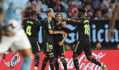 Luka Modric celebra con sus compañeros tras marcar el segundo gol ante el Celta