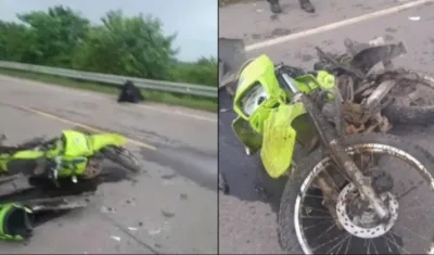Así quedó la motocicleta en la que se movilizaban los patrulleros tras el accidente. 