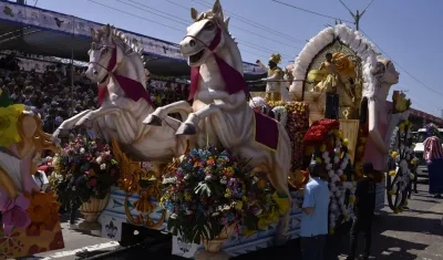 “Carruaje real", la carroza de Tahiana Rentería y Diego Chelia, una de las más vistosas por la decoración con flores y caballos.