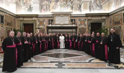 El Papa Francisco junto a un grupo de obispos. 