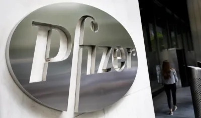Vista del logo de la farmacéutica Pfizer en su sede de Nueva York.