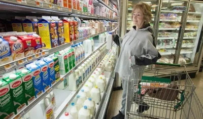 Un mujer compra alimentos en un supermercado, en una fotografía de archivo.