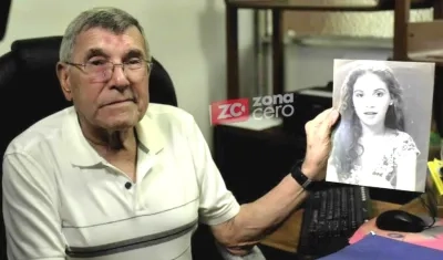 Martín Mestre con una foto de su hija asesinada el 1 de enero de 1994.