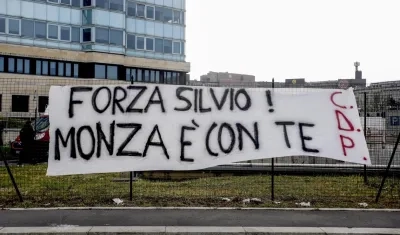 Aficionados del Monza, cuyo dueño es Berlusconi, colocaron esta pancarta afuera del hospital.