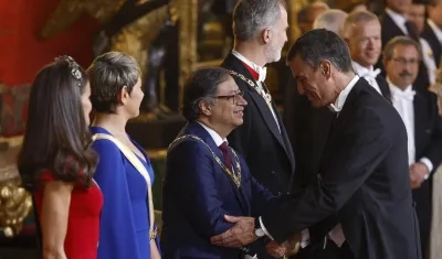 El presidente del Gobierno, Pedro Sánchez (d), saluda a su homólogo colombiano, Gustavo Petro, a su llegada a la cena de gala que los Reyes de España ofrecieron al mandatario de Colombia.