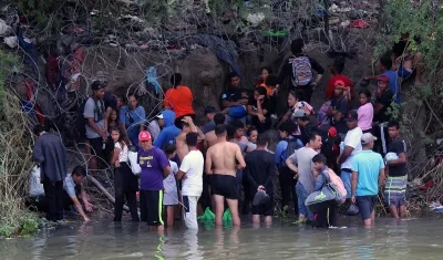 Migrantes cruzan el río Bravo para intentar ingresar el miércoles a Estados Unidos