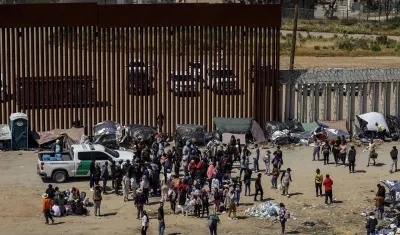 Migrantes en un campamento junto al muro fronterizo este viernes en Tijuana, Baja California 