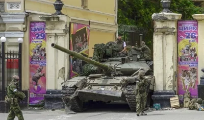 Militares montan guardia en una calle de la ciudad de Rostov, sur de Rusia, por parte del grupo Wagner