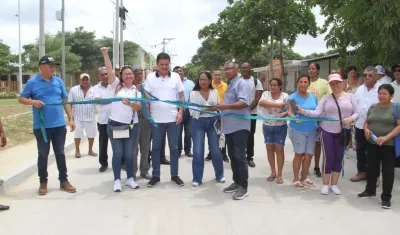 Inauguración de un tramo pavimentado entre los barrios La Viola y Las Colonias. 