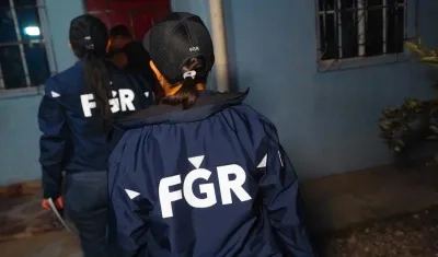 Investigadores de la Fiscalía de El Salvador en allanamientos.