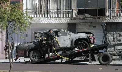Este es el carro bomba que explotó en la madrugada de hoy jueves en las afueras  del edificio del Servicio Nacional de Atención Integral a Personas Privadas de Libertad, en Quito.