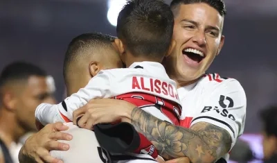 James Rodríguez celebra con Alisson el paso del Sao Paulo a la final de la Copa de Brasil.  