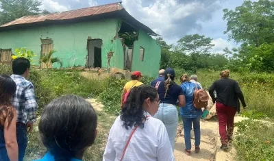 La comisión de la Defensoría y damnificados de deslizamientos recorrieron el barrio Alto Prado de El Carmen de Bolívar