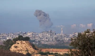 Columnas de humo en la Franja de Gaza después de un bombardeo de Israel