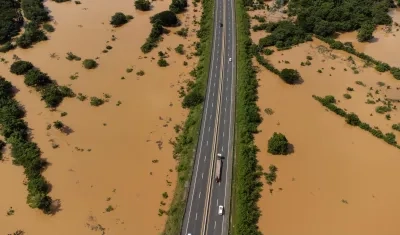 Fotografía aérea de los campos y la carretera Circunvalación de Santo Domingo, afectados por las intensas lluvias. 