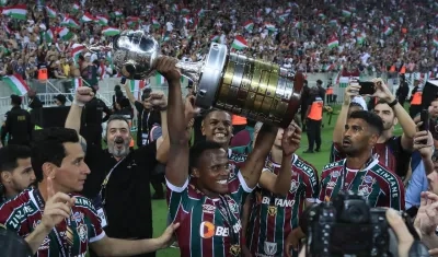 Jhon Arias con el trofeo de la Copa Libertadores ganado por su equipo. 