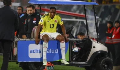 Yerry Mina salió lesionado en el partido contra Chile, en Santiago.
